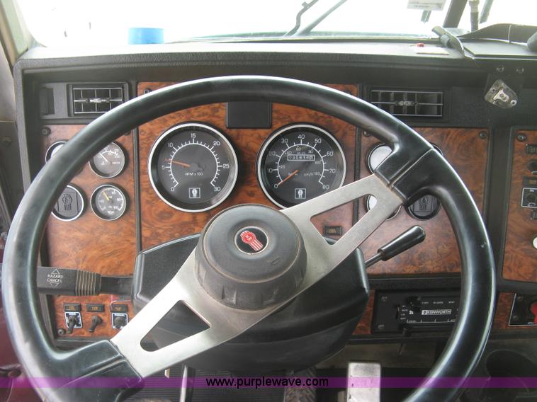 image for item J2785 2001 Kenworth T800 semi truck