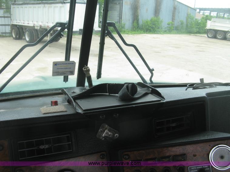 image for item J2785 2001 Kenworth T800 semi truck