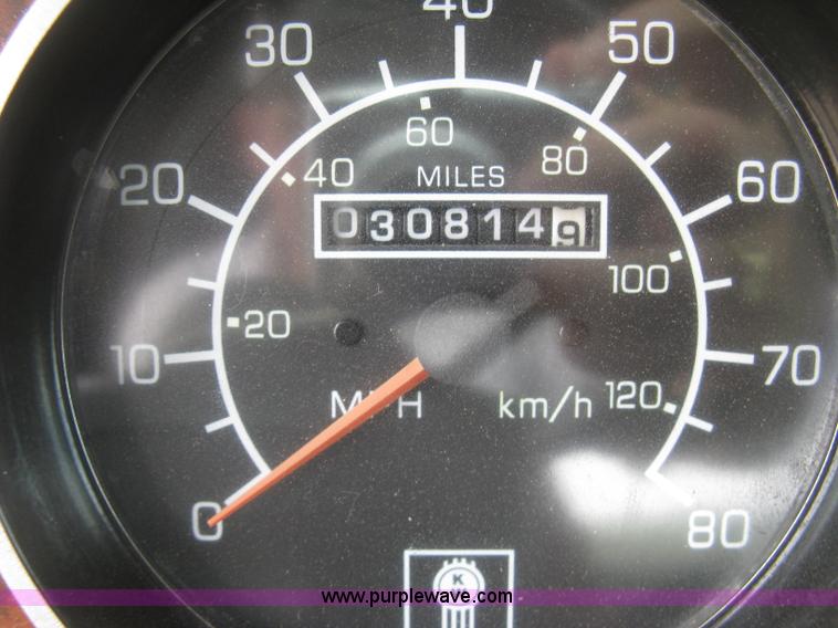 image for item J2785 2001 Kenworth T800 semi truck