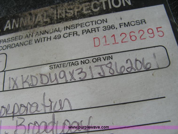 image for item J2785 2001 Kenworth T800 semi truck