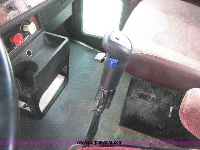 image for item J2785 2001 Kenworth T800 semi truck