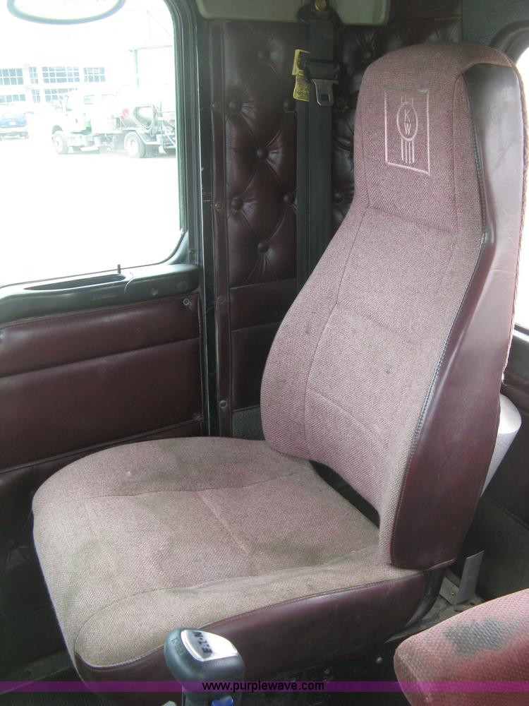 image for item J2785 2001 Kenworth T800 semi truck