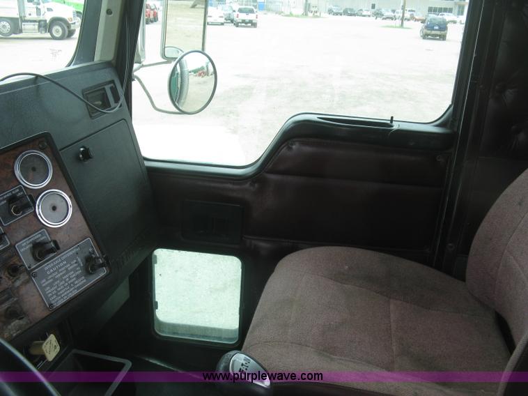 image for item J2785 2001 Kenworth T800 semi truck