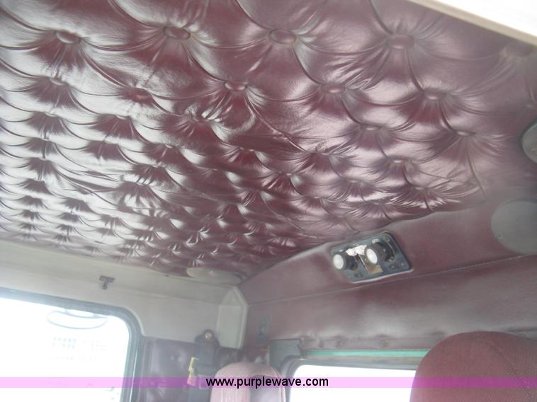 image for item J2785 2001 Kenworth T800 semi truck