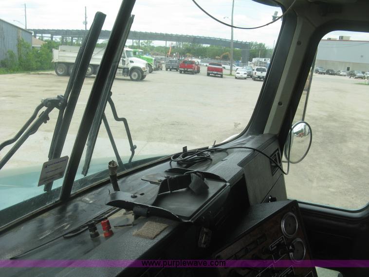 image for item J2785 2001 Kenworth T800 semi truck