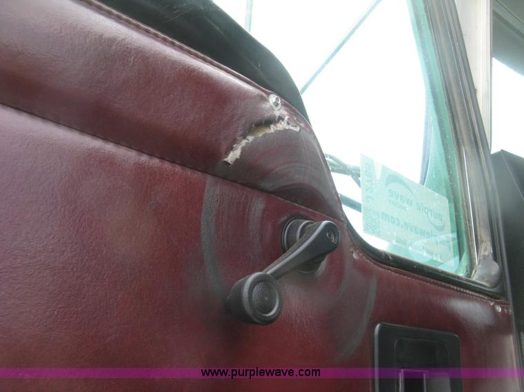 image for item J2785 2001 Kenworth T800 semi truck