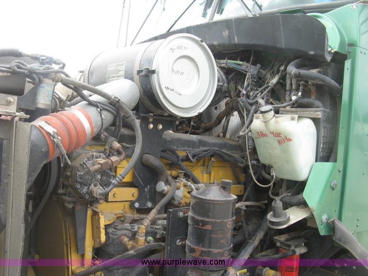 image for item J2785 2001 Kenworth T800 semi truck