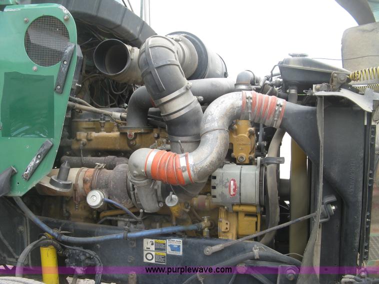 image for item J2785 2001 Kenworth T800 semi truck