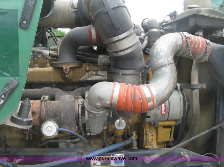 image for item J2785 2001 Kenworth T800 semi truck