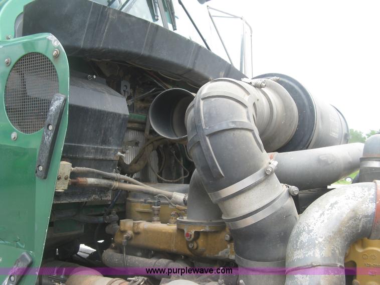 image for item J2785 2001 Kenworth T800 semi truck