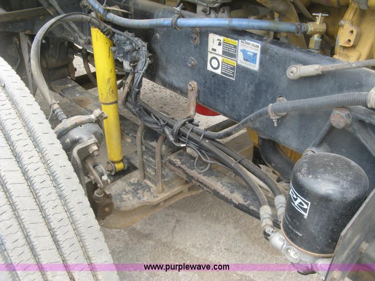 image for item J2785 2001 Kenworth T800 semi truck