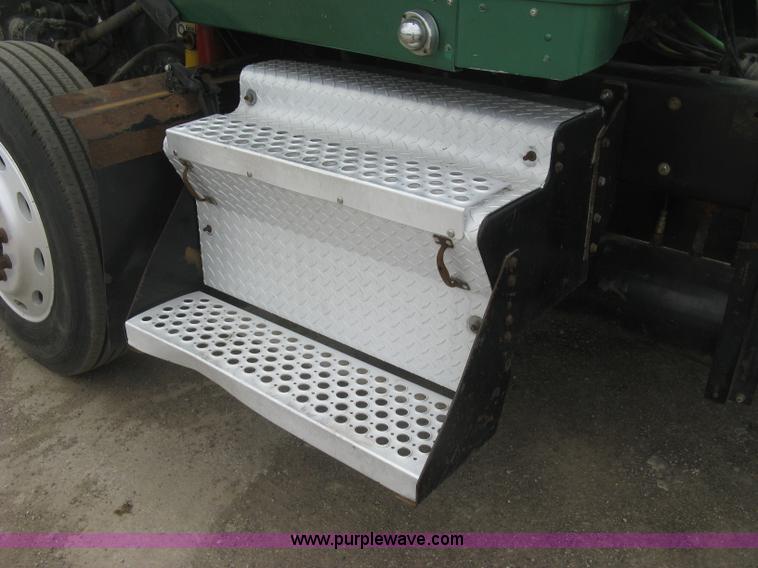 image for item J2785 2001 Kenworth T800 semi truck