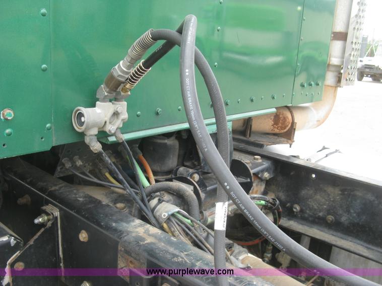 image for item J2785 2001 Kenworth T800 semi truck