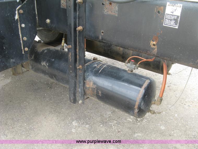 image for item J2785 2001 Kenworth T800 semi truck