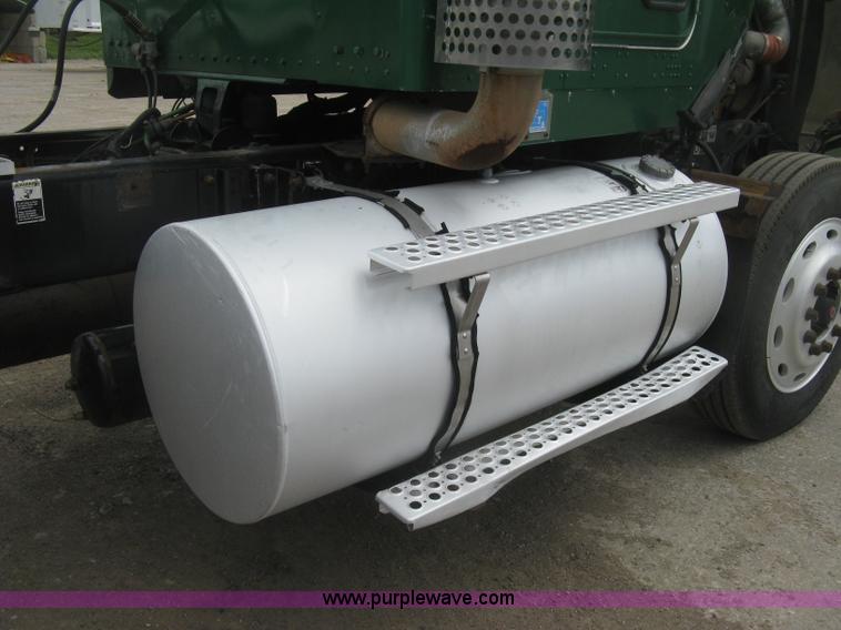 image for item J2785 2001 Kenworth T800 semi truck