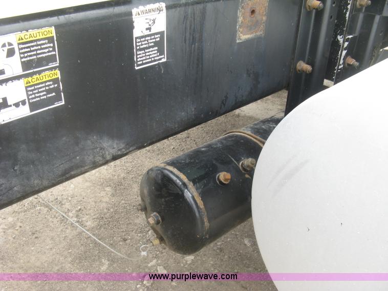 image for item J2785 2001 Kenworth T800 semi truck