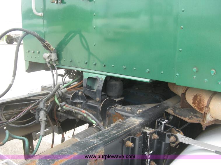 image for item J2785 2001 Kenworth T800 semi truck