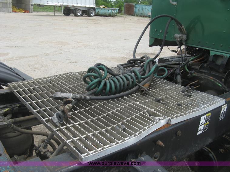 image for item J2785 2001 Kenworth T800 semi truck