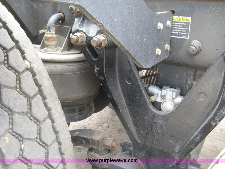 image for item J2785 2001 Kenworth T800 semi truck