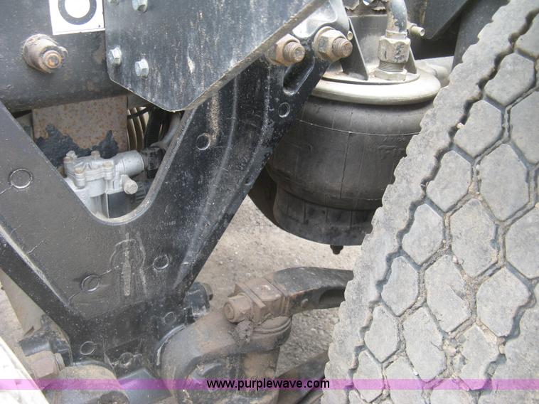 image for item J2785 2001 Kenworth T800 semi truck