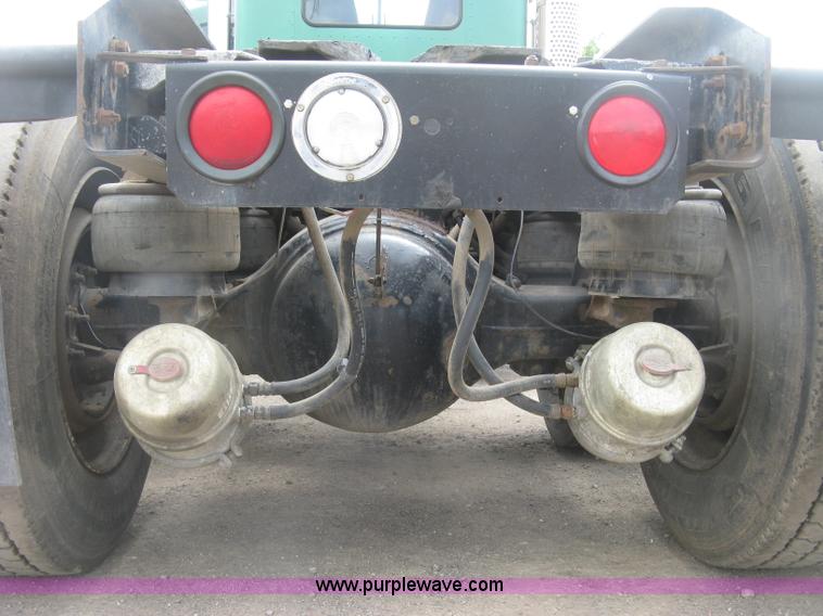 image for item J2785 2001 Kenworth T800 semi truck