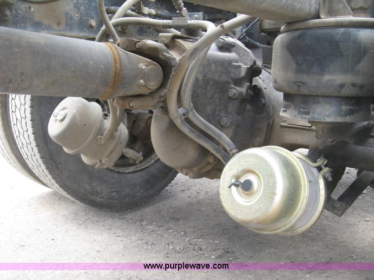 image for item J2785 2001 Kenworth T800 semi truck