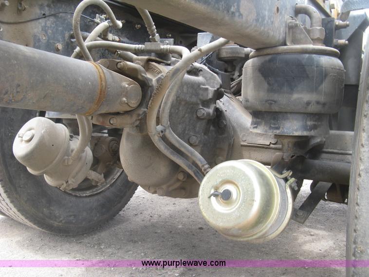 image for item J2785 2001 Kenworth T800 semi truck