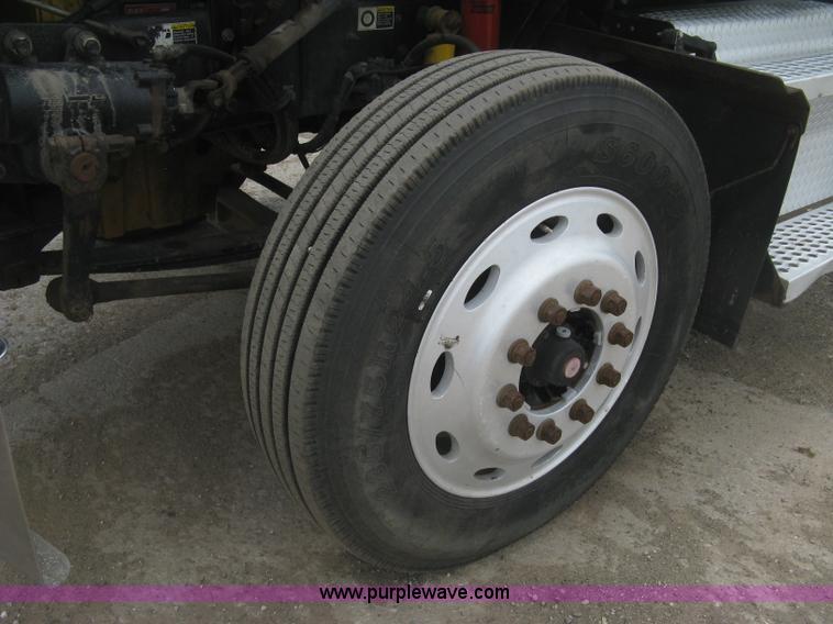 image for item J2785 2001 Kenworth T800 semi truck