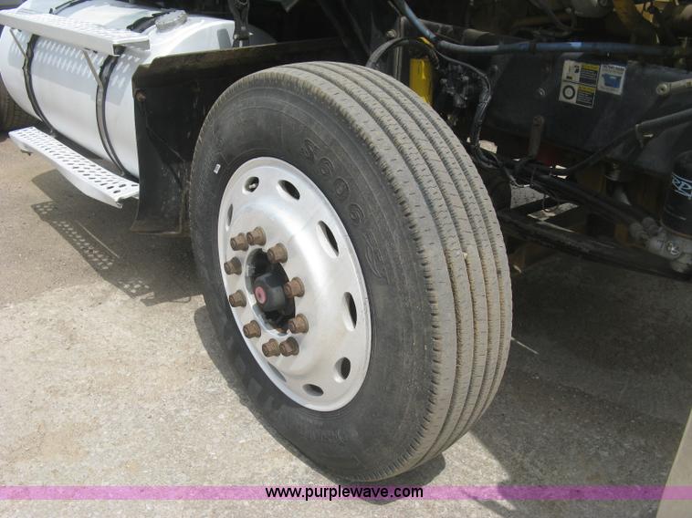 image for item J2785 2001 Kenworth T800 semi truck