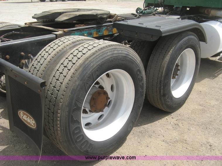 image for item J2785 2001 Kenworth T800 semi truck