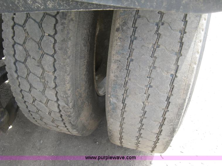 image for item J2785 2001 Kenworth T800 semi truck