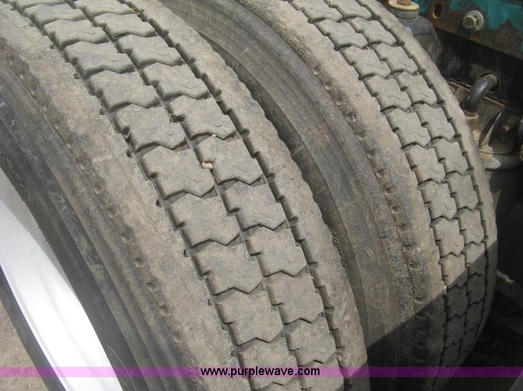 image for item J2785 2001 Kenworth T800 semi truck