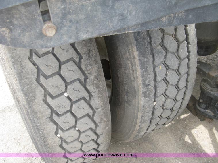 image for item J2785 2001 Kenworth T800 semi truck