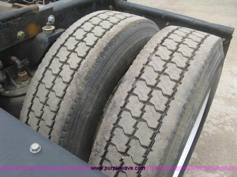 image for item J2785 2001 Kenworth T800 semi truck