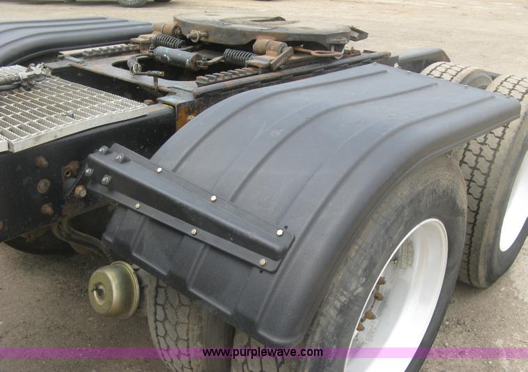 image for item J2785 2001 Kenworth T800 semi truck