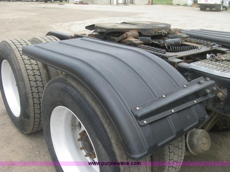 image for item J2785 2001 Kenworth T800 semi truck