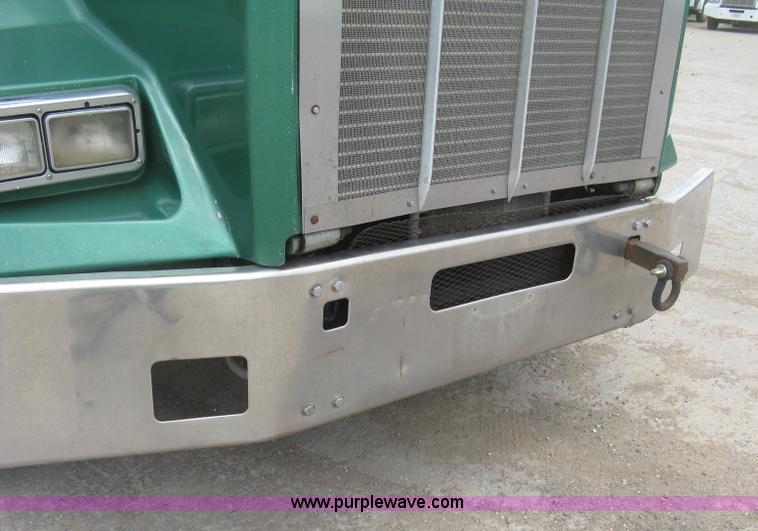 image for item J2785 2001 Kenworth T800 semi truck