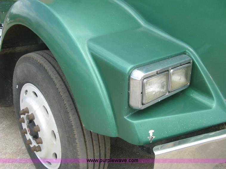 image for item J2785 2001 Kenworth T800 semi truck