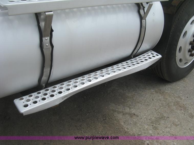 image for item J2785 2001 Kenworth T800 semi truck