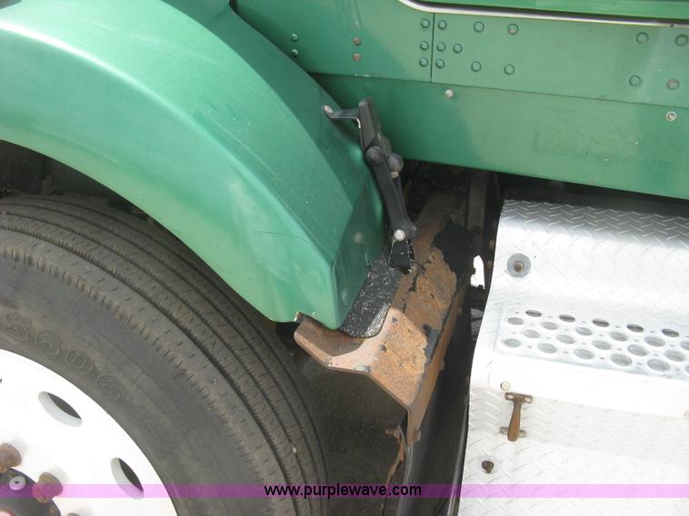 image for item J2785 2001 Kenworth T800 semi truck