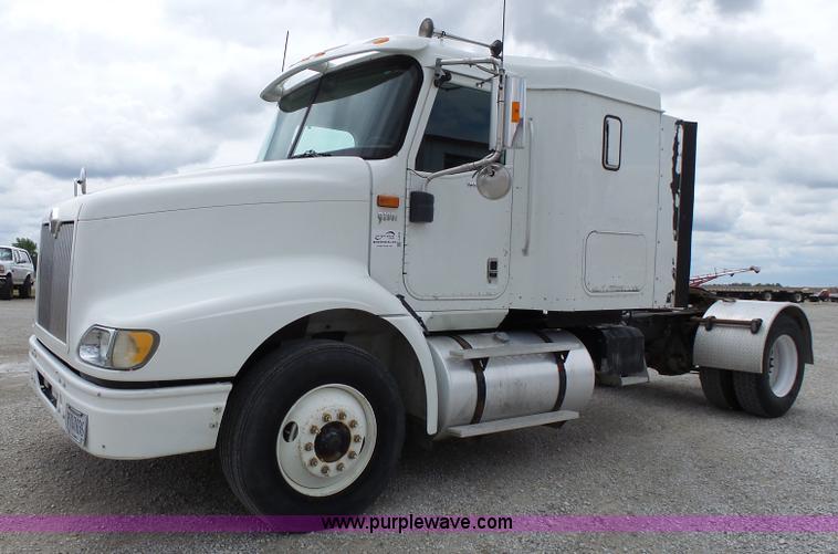 image for item J4978 2004 International 9400i semi truck