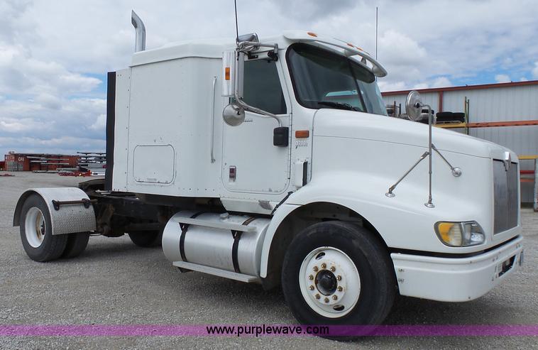 image for item J4978 2004 International 9400i semi truck