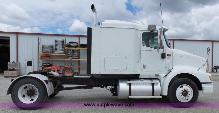 image for item J4978 2004 International 9400i semi truck