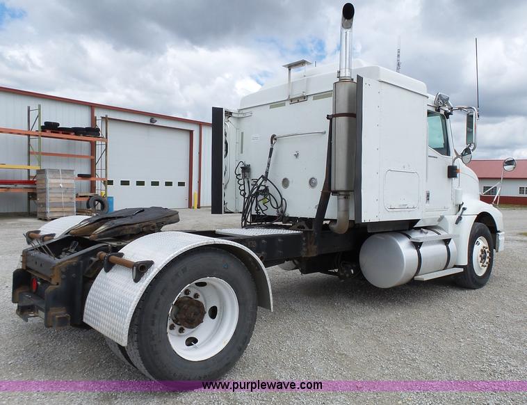 image for item J4978 2004 International 9400i semi truck