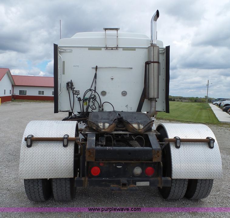 image for item J4978 2004 International 9400i semi truck