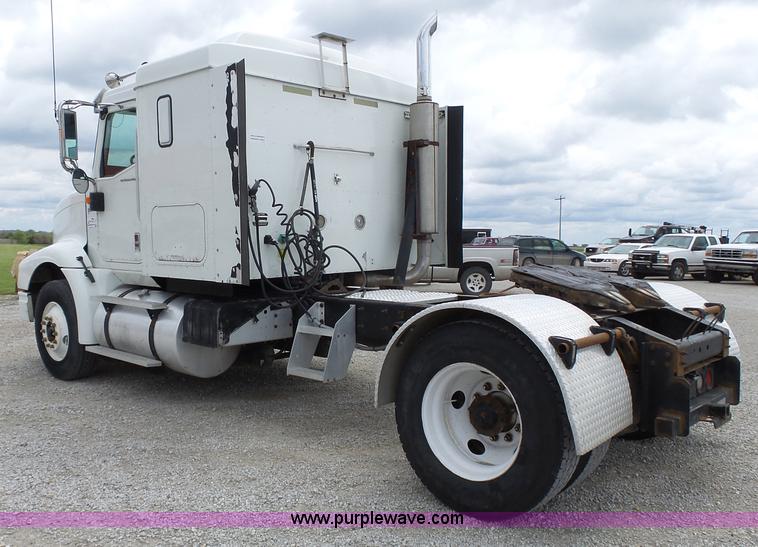 image for item J4978 2004 International 9400i semi truck