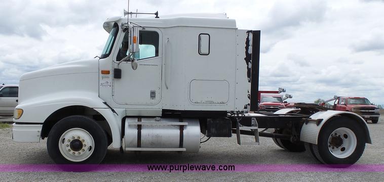 image for item J4978 2004 International 9400i semi truck