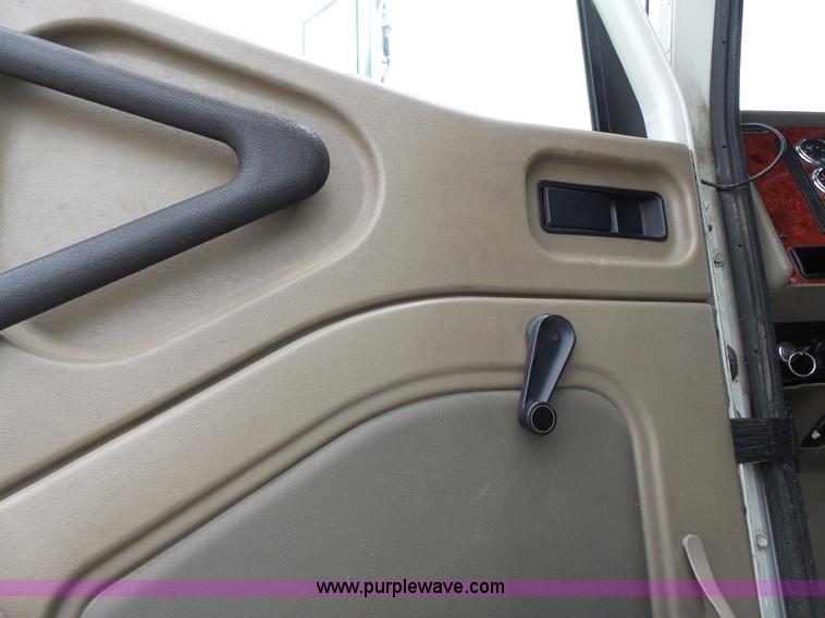 image for item J4978 2004 International 9400i semi truck