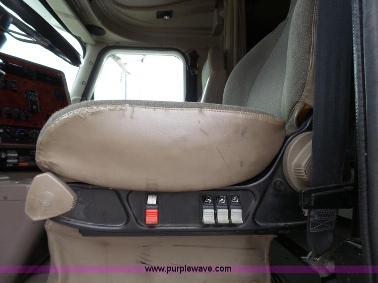 image for item J4978 2004 International 9400i semi truck