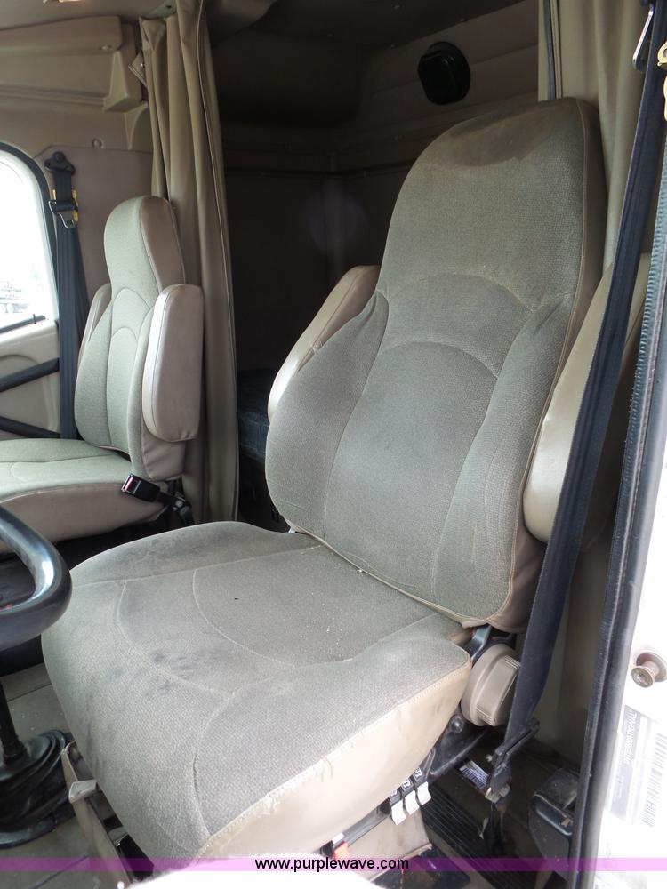 image for item J4978 2004 International 9400i semi truck